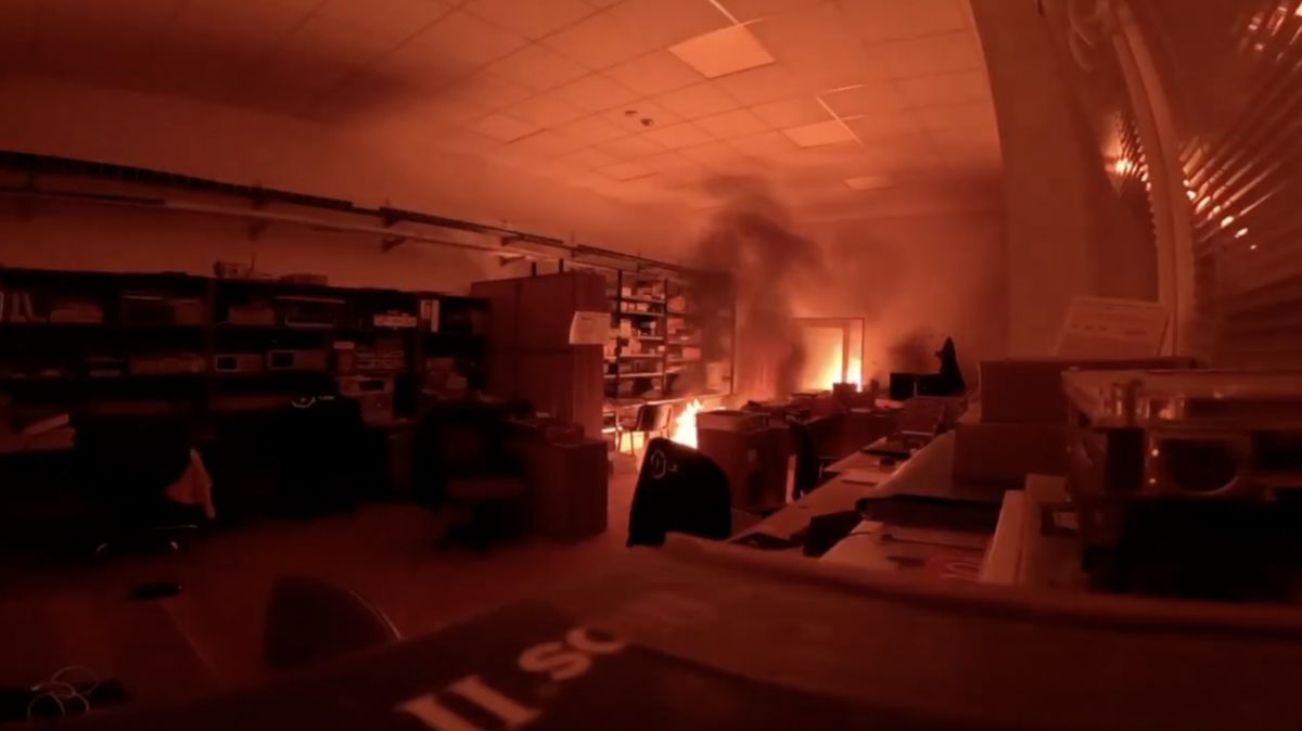 Video: Útočníci zveřejnili video z žhářského útoku v Pardubicích